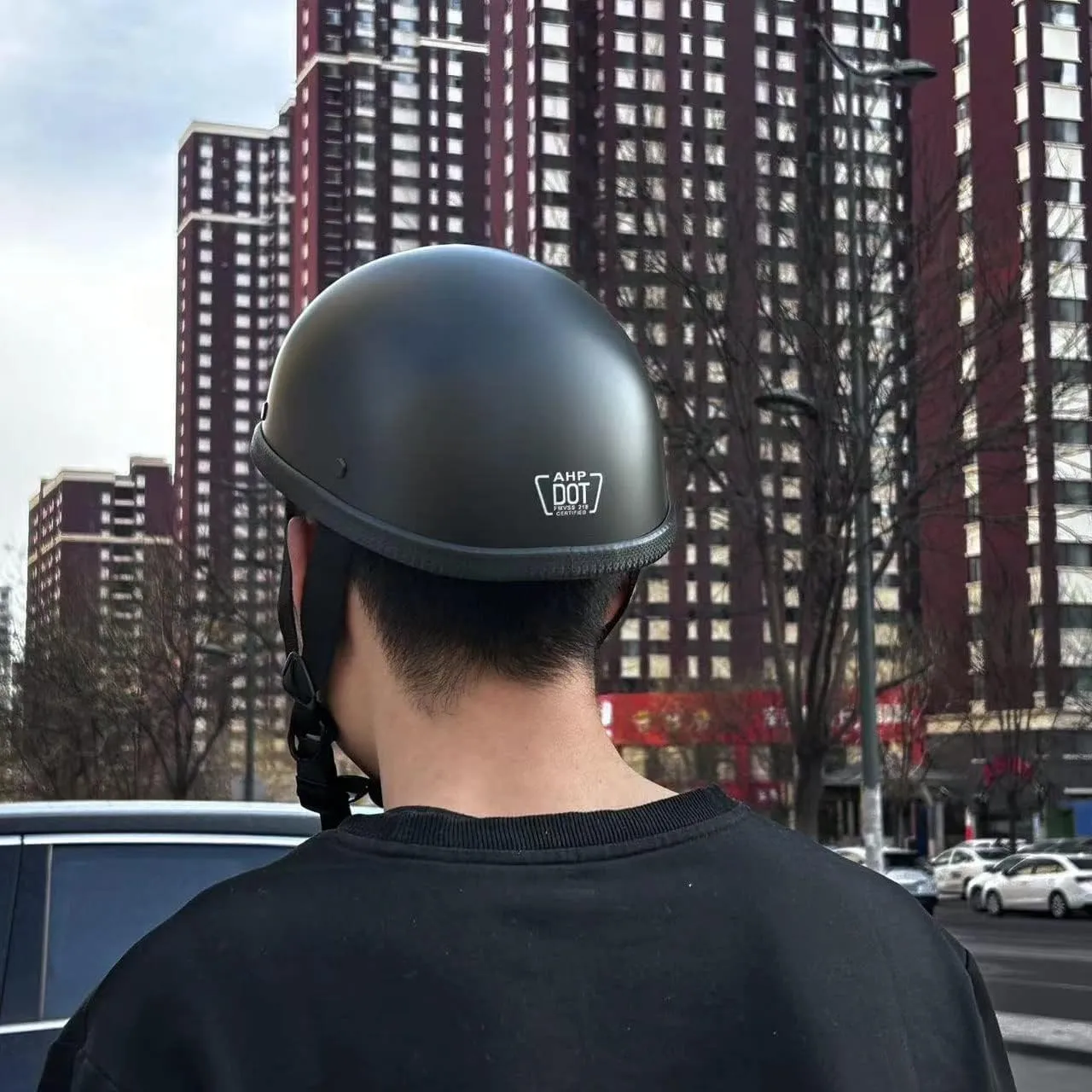 is lightweight and comfortable, with ABS shell, EPS shell, and DOP certification. It is an adult men's and women's ultra-thin head mounted half shell helmet, suitable for light motorcycles Ves