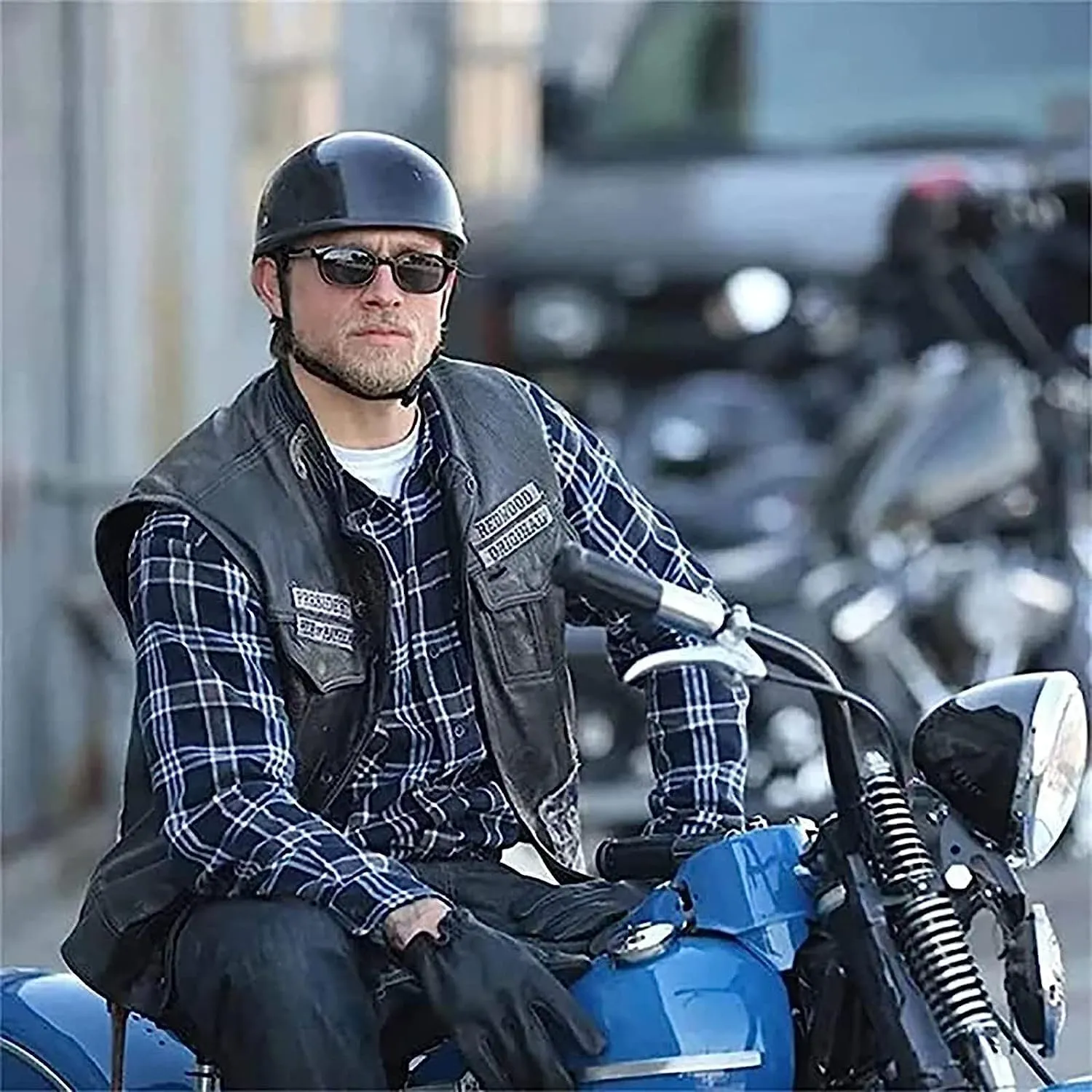 is lightweight and comfortable, with ABS shell, EPS shell, and DOP certification. It is an adult men's and women's ultra-thin head mounted half shell helmet, suitable for light motorcycles Ves