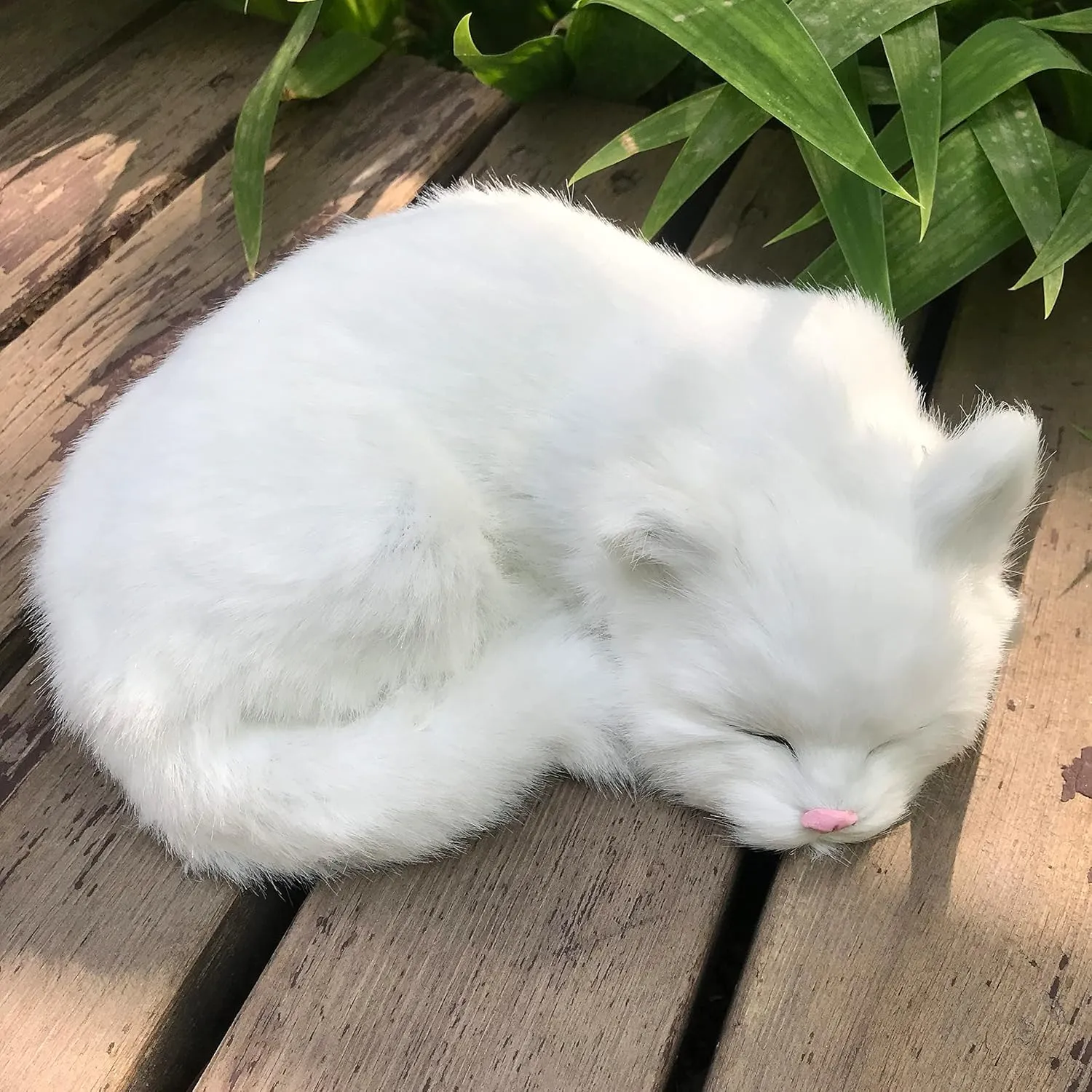 Realistic Furry Sleeping Cat Figurine Simulation Kitty Lifelike Kitten Home Office Shelf Decorative Statue, Synthetic Fur Pet Replica (White)
